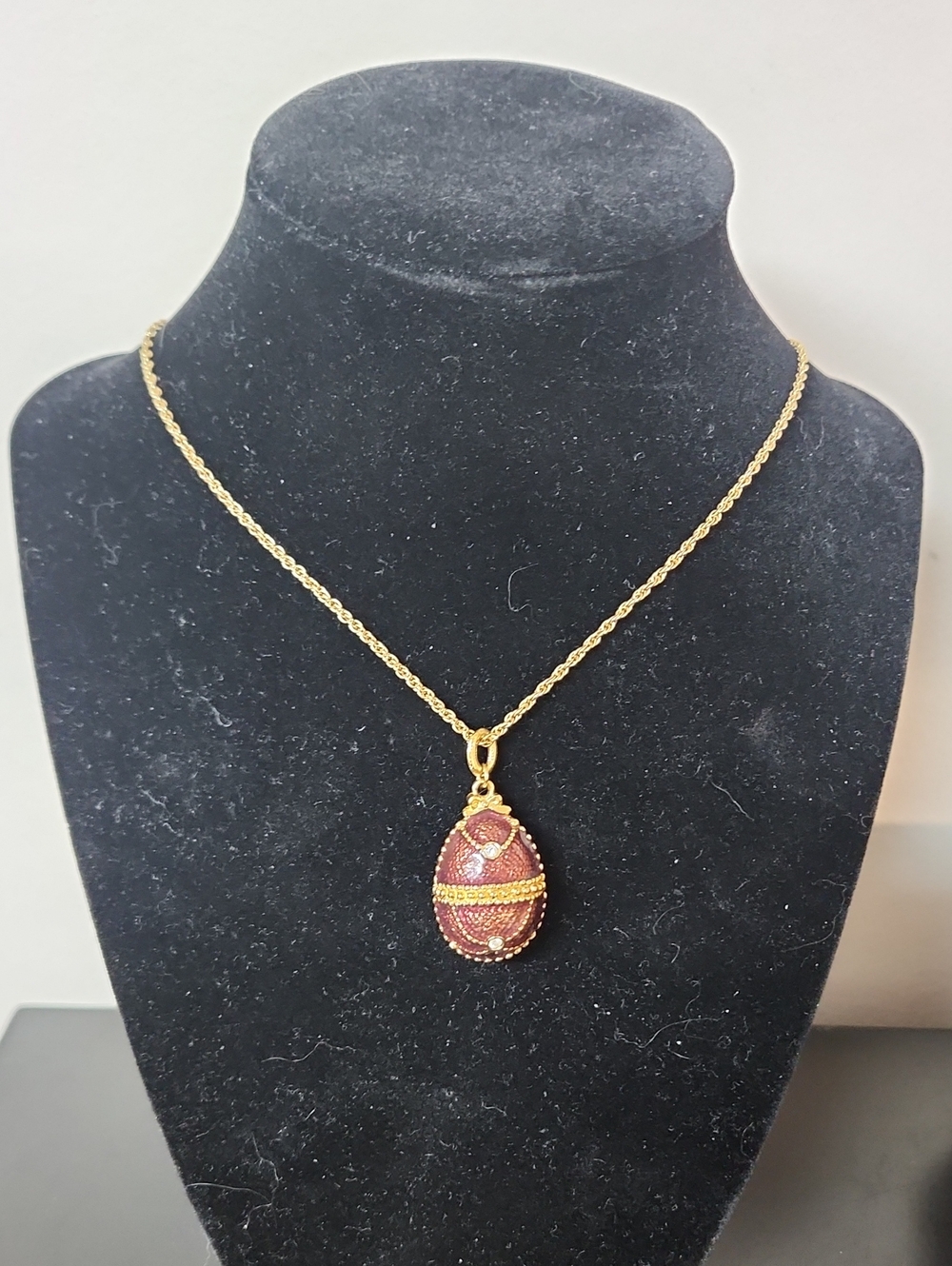 VINTAGE COCOA BROWN ENAMEL & GOLD TONE RUSSIAN STYLE EGG PENDANT N517